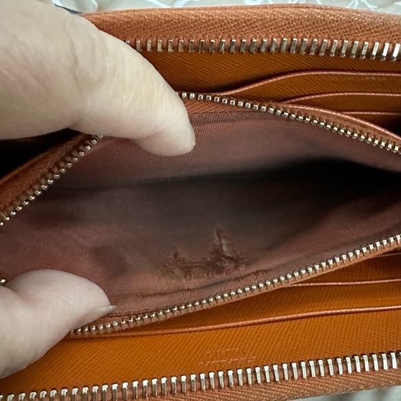 Prada orange long wallet with minor scuffs and tearing inside, in good condtion - Picture 6 of 11
